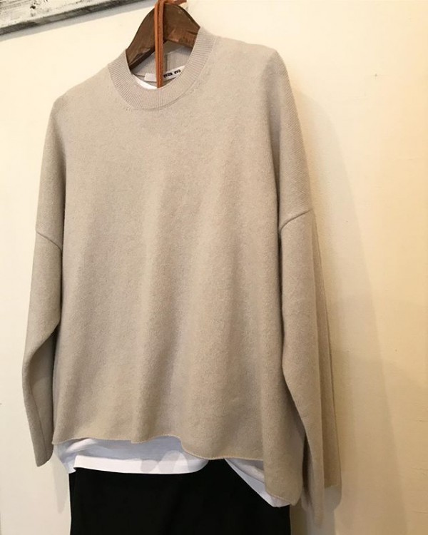 **Evam eva のカシミヤ混ニット。ふんわり軽くてしなやかです。短め丈でスッキリと。*Price ¥21000+tax*